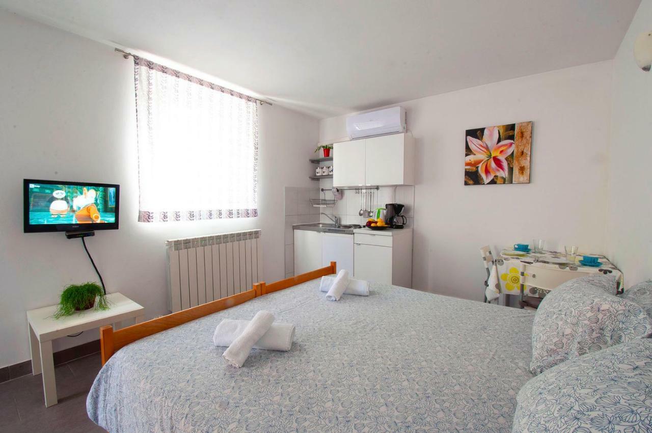 Apartment Dva Oriha Funtana Eksteriør bilde