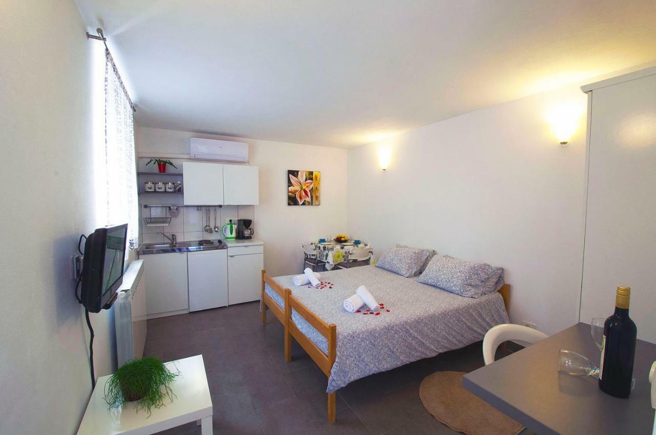 Apartment Dva Oriha Funtana Eksteriør bilde
